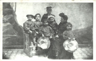 Helene Pons and her brothers, sister an mother